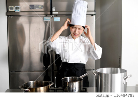 調理場で困る若い調理師のアジア人女性 調理場で困る若い調理師のアジア人女性 116484785