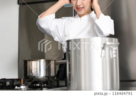 調理場で困る若い調理師のアジア人女性 116484791