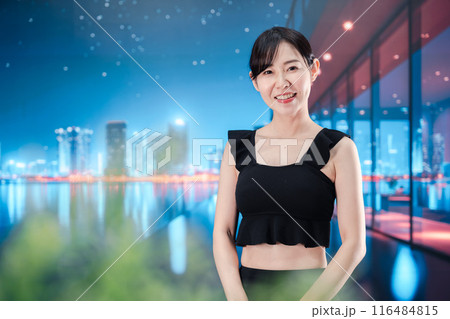 水着で都心のホテルステイを楽しむ女性 116484815