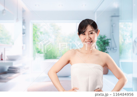 バスルームでボディケアをする若い女性 116484956