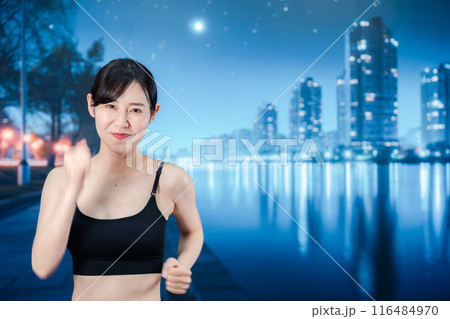 夜の街をランニングする女性 夜の街をランニングする女性 116484970