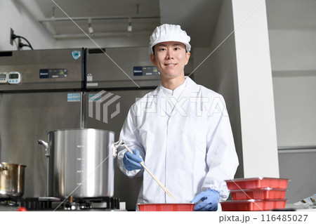 弁当箱に料理を詰める男性の調理スタッフ 弁当箱に料理を詰める男性の調理スタッフ 116485027