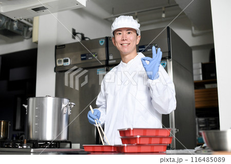 OKポーズをする笑顔の男性の調理スタッフ 116485089