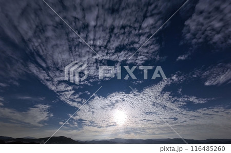 多様な雲が空一面に広がった爽快な朝空・初冬・超広角・空主体・231123am 多様な雲が空一面に広がった爽快な朝空・初冬・超広角・空主体・231123am 116485260