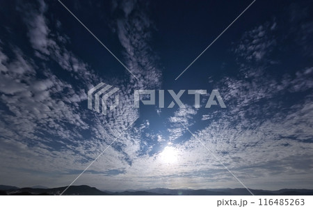 多様な雲が空一面に広がった爽快な朝空・初冬・超広角・空主体・231123am 多様な雲が空一面に広がった爽快な朝空・初冬・超広角・空主体・231123am 116485263