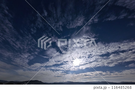 多様な雲が空一面に広がった爽快な朝空・初冬・超広角・空主体・231123am 多様な雲が空一面に広がった爽快な朝空・初冬・超広角・空主体・231123am 116485268