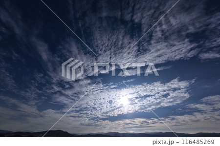 多様な雲が空一面に広がった爽快な朝空・初冬・超広角・空主体・231123am 多様な雲が空一面に広がった爽快な朝空・初冬・超広角・空主体・231123am 116485269