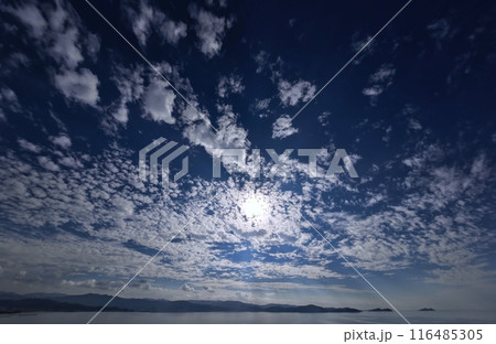 うろこ雲が空一面に広がった爽快な朝空・初冬・超広角・空主体・231123am うろこ雲が空一面に広がった爽快な朝空・初冬・超広角・空主体・231123am 116485305