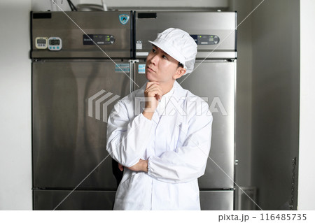 厨房で悩む衛生服を着たアジア人男性 116485735