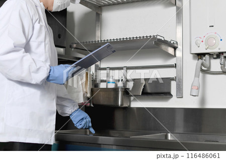 流し場を点検する衛生服を着たアジア人男性 流し場を点検する衛生服を着たアジア人男性 116486061