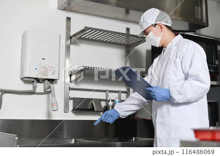 流し場を点検する衛生服を着たアジア人男性 流し場を点検する衛生服を着たアジア人男性 116486069