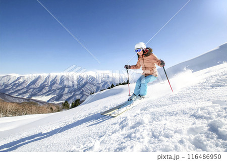 CG素材 パウダースノーの雪山でスキーを楽しむ女性 CG素材 パウダースノーの雪山でスキーを楽しむ女性 116486950