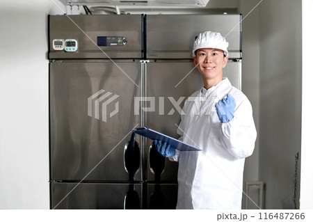 厨房でガッツポーズをする衛生服を着た男性 厨房でガッツポーズをする衛生服を着た男性 116487266