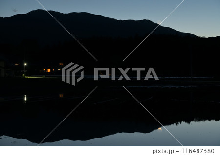 北杜市白州町で見る、皐月の夕空はブルーアワーに初月映す水田 116487380