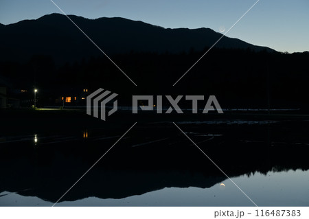 北杜市白州町で見る、皐月の夕空はブルーアワーに初月映す水田 116487383