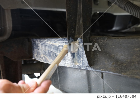 自動車に洗車する男性の手 116487384