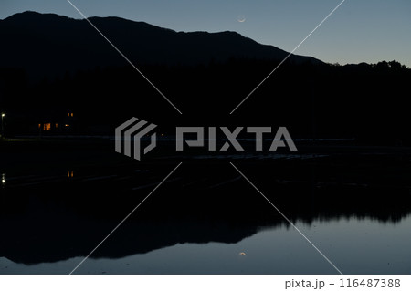 北杜市白州町で見る、皐月の夕空はブルーアワーに初月映す水田 116487388