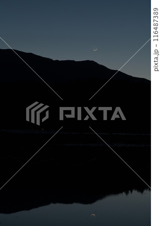 北杜市白州町で見る、皐月の夕空はブルーアワーに初月映す水田 北杜市白州町で見る、皐月の夕空はブルーアワーに初月映す水田 116487389