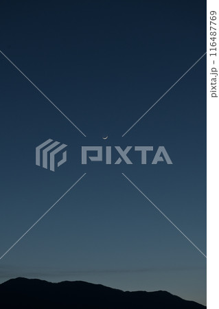 北杜市白州町で見る、皐月の夕空に三日月 116487769