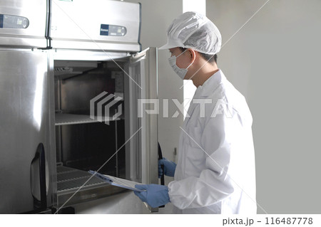 業務用の冷蔵庫を開く衛生服を着た男性 業務用の冷蔵庫を開く衛生服を着た男性 116487778