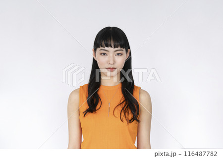 カメラ目線の若い女性 カメラ目線の若い女性 116487782