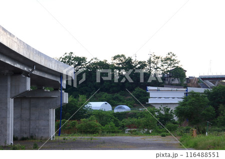 建設途中の自動車道の橋脚が向かい合う 116488551