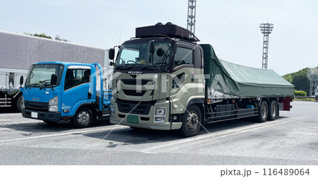 小さいトラックと大きいトラック 小さいトラックと大きいトラック 116489064