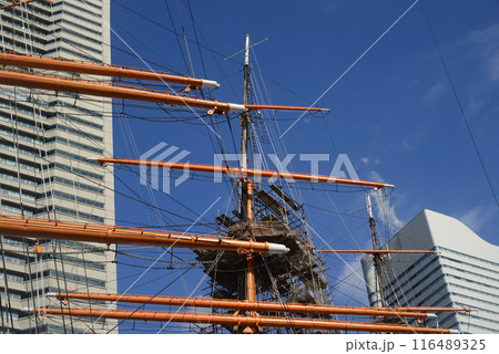 横浜係留展示される初代日本丸のマスト-2 横浜係留展示される初代日本丸のマスト-2 116489325