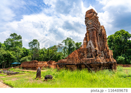 ベトナム　ヒンドゥーの神々を祀るチャンパ王国の聖地のミーソン遺跡 116489678
