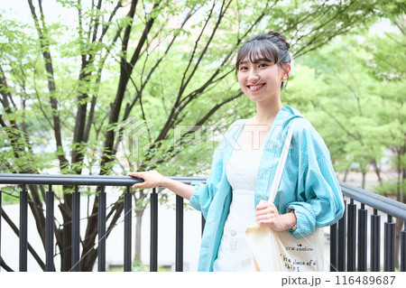 キャンパスを歩く女子大学生 キャンパスを歩く女子大学生 116489687
