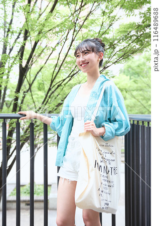 キャンパスを歩く女子大学生 キャンパスを歩く女子大学生 116489688