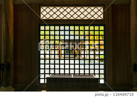 佛通寺寺院内から正門を望む 116489710