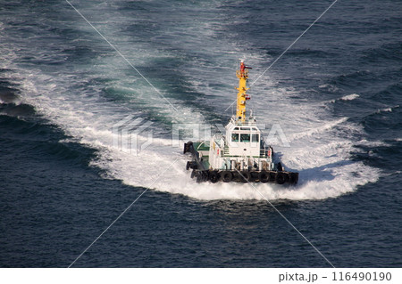 来島海峡大橋を通過するタグボート 116490190
