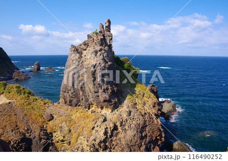 青空と日本海を背景にした松江市島根町多古の石柱 Ver1 青空と日本海を背景にした松江市島根町多古の石柱 Ver1 116490252