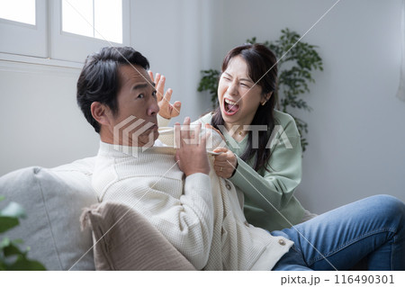 浮気や何かをしてしまった夫を問い詰める妻　夫婦喧嘩のイメージ 116490301