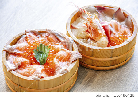 桶に入った海鮮丼 116490429
