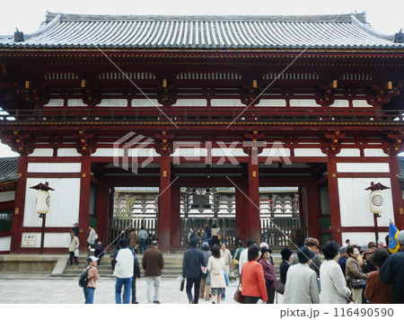 世界遺産の東大寺／国指定重要文化財の中門と観光客【国指定史跡】奈良県 116490590