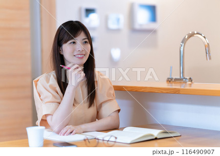 ダイニングテーブルで勉強するミドルの女性 ダイニングテーブルで勉強するミドルの女性 116490907