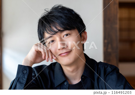 和室で寛ぐ若い男性 和室で寛ぐ若い男性 116491203