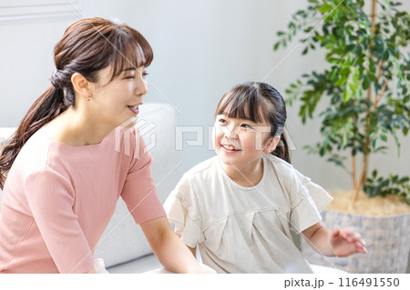 リビングで会話する親娘 116491550