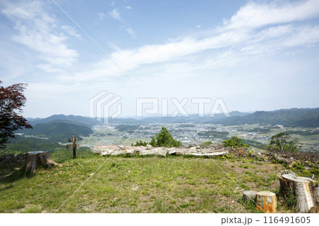 八上城跡から見る丹波篠山市内、青空 116491605