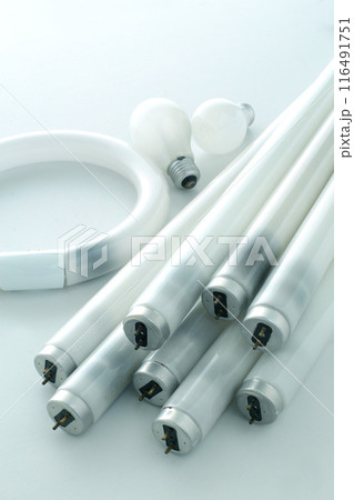 黒くなった使用済みの蛍光灯の集合写真 116491751