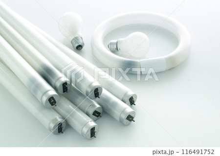 黒くなった使用済みの蛍光灯の集合写真 黒くなった使用済みの蛍光灯の集合写真 116491752