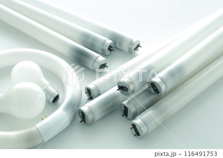 黒くなった使用済みの蛍光灯の集合写真 116491753