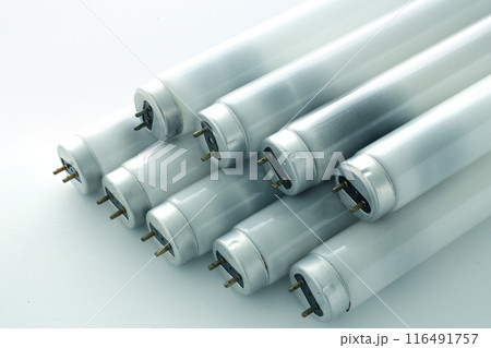 黒くなった使用済みの蛍光灯の集合写真 116491757