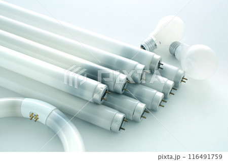 黒くなった使用済みの蛍光灯の集合写真 116491759