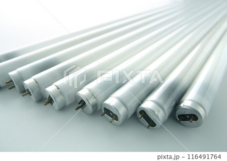 黒くなった使用済みの蛍光灯の集合写真 116491764