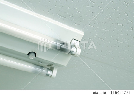 黒くなった使用済みの蛍光灯の集合写真 116491771