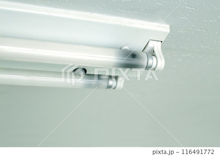 黒くなった使用済みの蛍光灯の集合写真 黒くなった使用済みの蛍光灯の集合写真 116491772