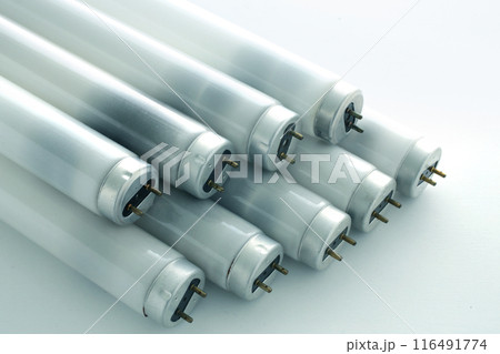 黒くなった使用済みの蛍光灯の集合写真 116491774